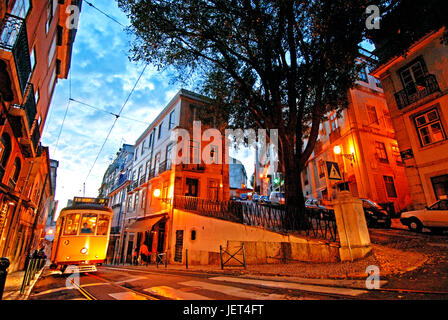 Eine Straßenbahn in Alfama Viertel. Lissabon, Portugal Stockfoto