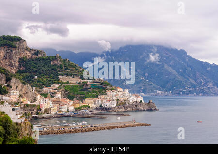 Herbststurm bringt schwere dunkle Wolken über der Amalfiküste - Kampanien, Italien Stockfoto