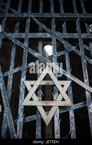 03.06.2017, Dachau, Bayern, Deutschland, Europa - Tor in die Kapelle des jüdischen Mahnmals an der Gedenkstätte des Konzentrationslagers Dachau. Stockfoto