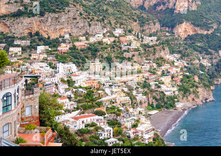 Die Klippe Seite Dorf von Positano ist die Amalfi-Küste malerisch und fotogen Township - Kampanien, Italien Stockfoto