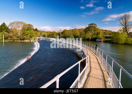 Steg über das Stauwehr am Marsh Lock, Hambleden, Henley-on-Thames Stockfoto