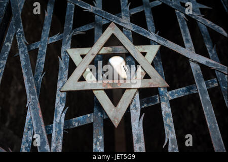 03.06.2017, Dachau, Bayern, Deutschland, Europa - Tor in die Kapelle des jüdischen Mahnmals an der Gedenkstätte des Konzentrationslagers Dachau. Stockfoto