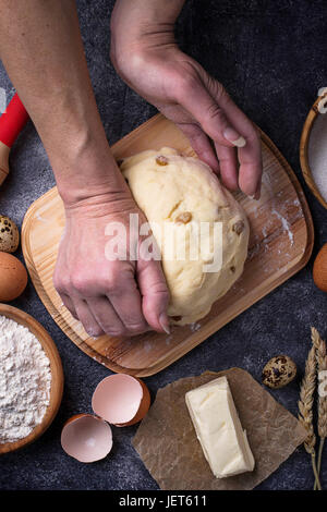 Weibliche Hände kneten den Teig. Unterstützung-Konzept. Ansicht von oben Stockfoto