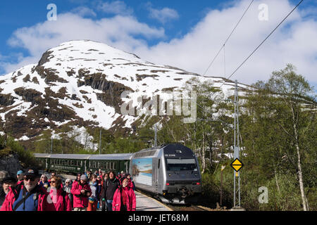 Flam Bahn im Bahnhof mit G Abenteuer touristische Gruppe von Passagieren auf der Plattform. Vatnahelsen, Aurland, Norwegen, Skandinavien Stockfoto