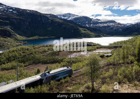 Flam Railway Zugfahrt durch Seen- und Berglandschaft Landschaft im Sommer. Vatnahelsen, Aurland, Norwegen, Skandinavien, Europa Stockfoto