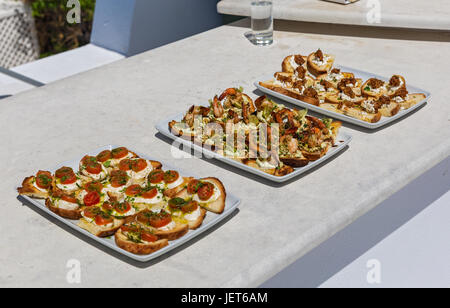 Schalen auf den Tisch mit kleinen Sandwiches und snacks Stockfoto