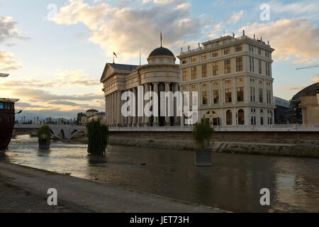 Center bei Nacht. Architektur und Gebäude der Stadt Skopje Stockfoto