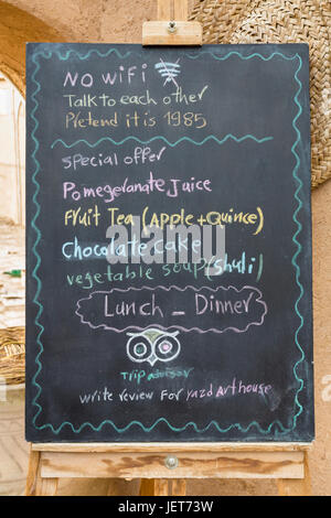 Kein Wifi-Zeichen vor einem Café in Jazd, Iran Stockfoto