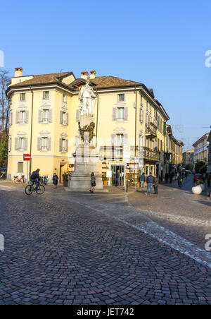 Italien, Lombardei, Lodi, Vittorio Emanuele II-Denkmal auf der Piazza Castello Stockfoto