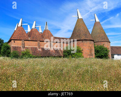 Historische Oast House Gebäude auf Sissinghurst Castle Gardens, Kent, England, UK Stockfoto