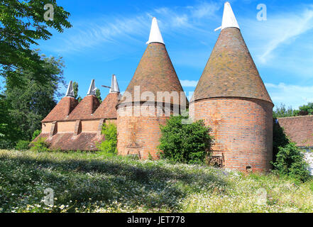 Historische Oast House Gebäude auf Sissinghurst Castle Gardens, Kent, England, UK Stockfoto