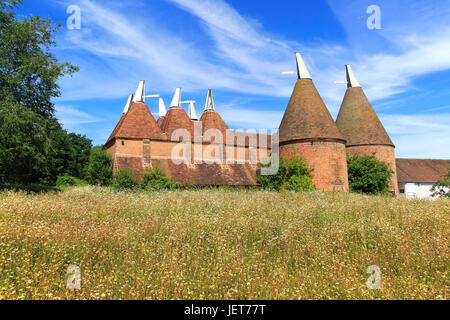 Historische Oast House Gebäude auf Sissinghurst Castle Gardens, Kent, England, UK Stockfoto