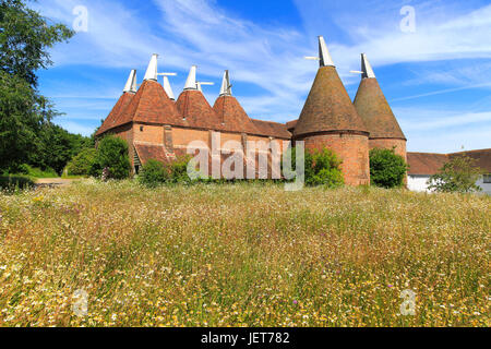 Historische Oast House Gebäude auf Sissinghurst Castle Gardens, Kent, England, UK Stockfoto