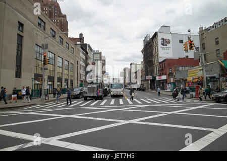Blick entlang der Canal Street auf Kreuzung mit Broadway New York Vereinigte Staaten Stockfoto