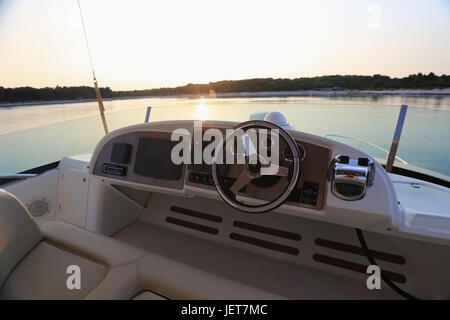 Modernen Luxusyacht mit Blick auf das Armaturenbrett einer Yacht in Kroatien sunset.in. Stockfoto