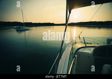 Schöne, bunte Sonnenuntergang in einer Bucht auf einer Luxusyacht in Kroatien. Stockfoto