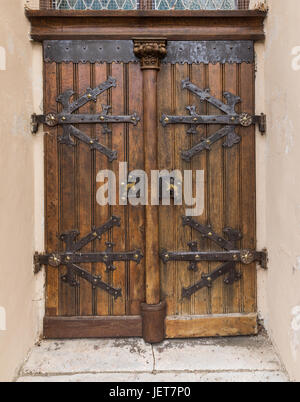 Große Eiche Holz Tür mit Eisen Scharniere und Raster im Mauerwerk Eingang  zur Burg Stockfotografie - Alamy