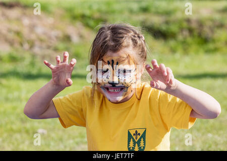 DOBRIS, TSCHECHISCHE REPUBLIK - 10. JUNI 2017. Niedliche kleine Mädchen im gelben Hemd mit Tigermaske auf ihr Gesicht. Stockfoto