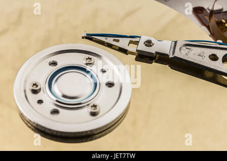 Eine Festplatte ist ein Datenspeicher verwendet zum Speichern und Abrufen von digitalen Informationen mit schnell rotierenden Platten (Platten) beschichtet mit mag Stockfoto