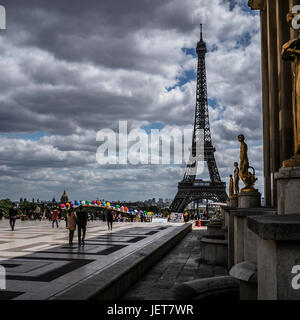 PARIS FRANKREICH - EIFFELTURM - TROCADERO CHINEESE FEIER 2013 © Frédéric BEAUMONT Stockfoto