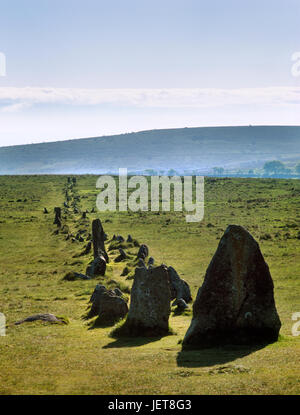 W Blick entlang der südlichen von zwei steinernen Doppelreihen auf Merrivale auf Dartmoor. Späten neolithischen 'Avenue' mit zentralen Cairn öffnen W Ende & eine blockierte E-Ende. Stockfoto