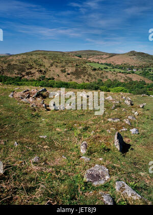 N Ansicht der Bronzezeit Hütte Kreis & Grenze Wand (reave) auf Holne Moor, Dartmoor, auf der Suche über das Dart-Tal bis Rowbrook & Sharp Tor hinten R. Stockfoto