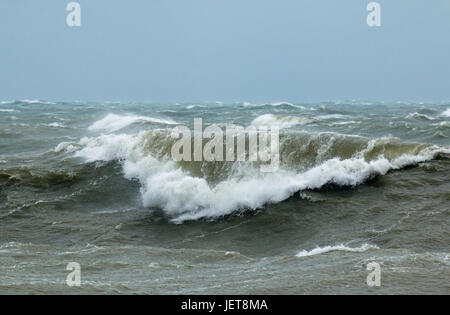 Raue See mit Wellen im Ärmelkanal aus Seaford in East Sussex Stockfoto