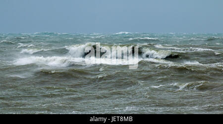 Raue See im Ärmelkanal aus Seaford in East Ssussex mit Wellen brechen und Spindrift. Stockfoto