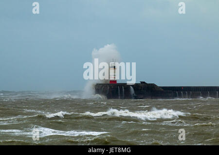 Newhaven Leuchtturm in East Sussex, die durch starke Winde und Wellen geschlagen. Stockfoto