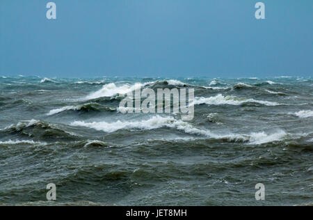 Raue See mit Wellen im Ärmelkanal aus Seaford in East Sussex. Stockfoto