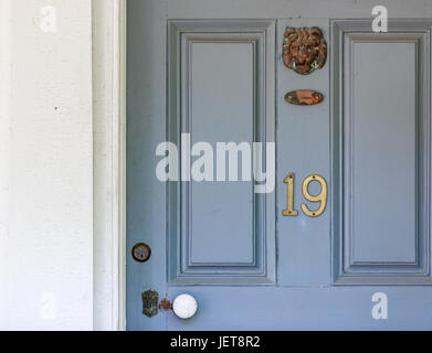 Detai einer antiken blauen Tür in Sag Harbor, New York Stockfoto