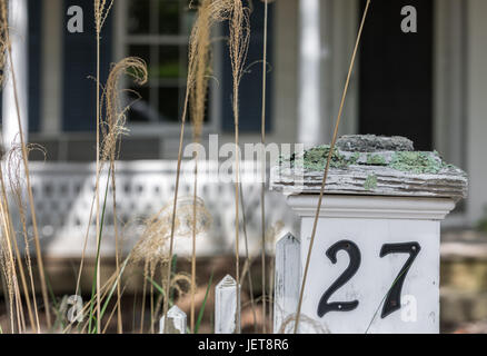 ein Post mit Straße und Hausnummer auf einen Sag Harbor, New York street Stockfoto
