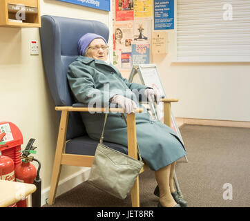 90-jährige Frau in der Ambulanz Wartezimmer in NHS-Krankenhaus in England. Großbritannien Stockfoto
