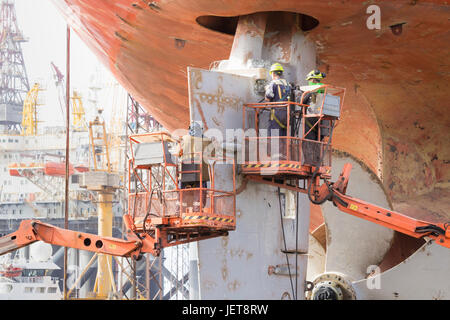 Arbeiter, Reparatur und Lackierung große kommerzielle Schiff im Hafen von Las Palmas auf Gran Canaria, Kanarische Inseln Stockfoto