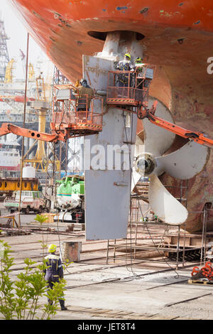 Arbeiter, Reparatur und Lackierung große kommerzielle Schiff im Hafen von Las Palmas auf Gran Canaria, Kanarische Inseln Stockfoto