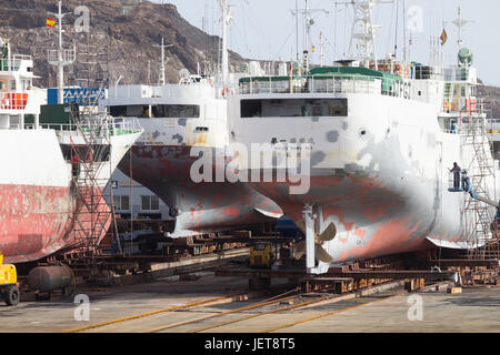 Japanischen Fischtrawler wird neu lackiert im Trockendock im Hafen von Las Palmas auf Gran Canaria, Kanarische Inseln Stockfoto