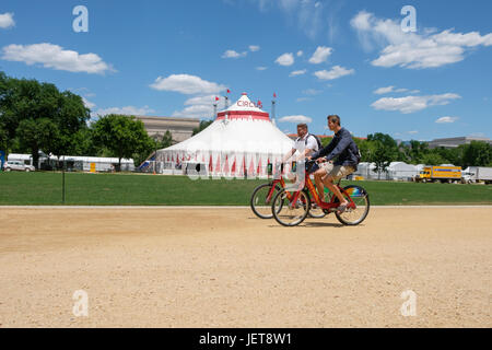 Radfahrer auf der National Mall in Washington, DC vor ein Zirkuszelt für das Smithsonian Folklife Festival Stockfoto