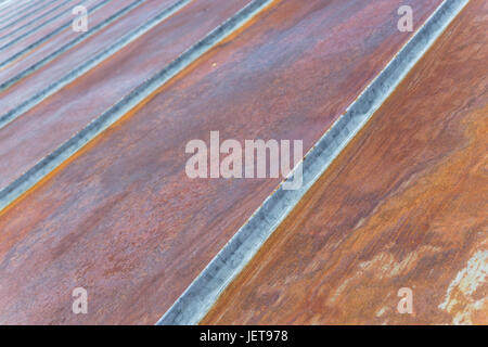 Alte rostige Bügeleisen Metalldach. Stockfoto