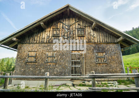 Schönen hölzernen Berghütte in den Alpen. Stockfoto