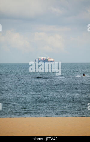 Containerschiff tragen Tausende Container mit Ware, so dass Yantian - Ost Hafen von Shenzhen; Guangdong, China; Hong Kong SAR im Hintergrund Stockfoto
