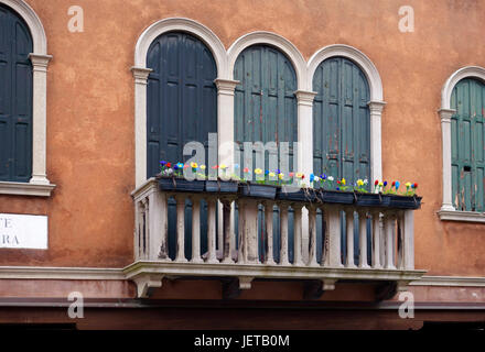 Glasblumen außerhalb von Windows auf der Insel Murano, Italien Stockfoto