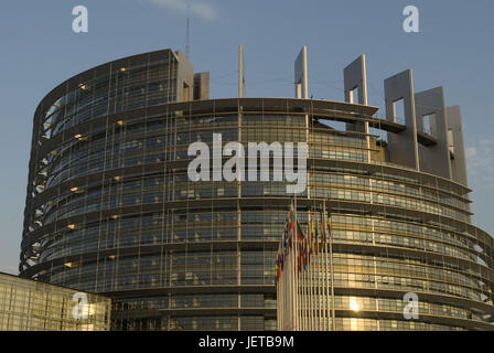 Frankreich, Alsace, Straßburg, Europäisches Parlament, Kammer der Abgeordneten, Detail, Fahnen, Abend Licht, Europa, Architektur, Gebäude, Struktur, Glasfront, Fahnen, verstorben, Schlag, europäisch, Fahnenmasten, Glas vorne, Bau, Spiegelung, Sonnenlicht, draußen, menschenleer, Stockfoto