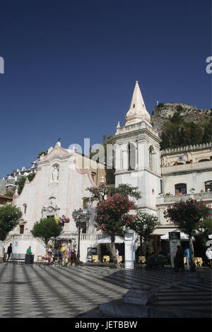 Italien, Sizilien, Taormina, Altstadt, Dom, Piazza del Duomo, Tourist, Südeuropa, Domplatz, Kathedrale, Kirche, Quadrat, Person, Ort von Interesse, Reiseziel, Tourismus, Stockfoto