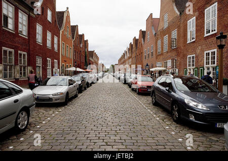 Deutschland, Brandenburg, Potsdam, Holländer Viertens Straße, Giebel Häuser, Fußgänger, Stadt, Stadtteil vierte, Behausung, Kopfsteinpflaster, Backsteinbauten, Wohnhäuser, Wiederherstellungen, live, Geschäfte, Baustil, Ziegel, rot, Giebel, Bürgersteig, Straßenlaterne, Autos, Park, Menschen, Touristen, Tourismus, Stockfoto