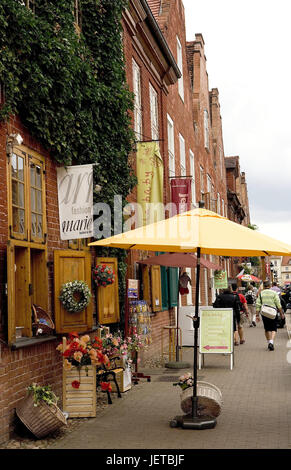 Deutschland, Brandenburg, Potsdam, Holländische Viertel, Souvenir-Geschäft, Fußgänger, Stadt, Stadt vierten, Becken quadratisch, Backsteinbau, Baustil, Ziegel, rot, Wiederherstellungen, Geschäft, Andenken, Blumenkränzen, Blumen, Fensterläden, Holzarbeiten, Hocker, Schilder, Werbung, Pfeil, Richtung, Sonnenschirme, Menschen, Touristen, Tourismus, Stockfoto