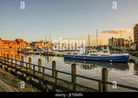 Boote im Hafen von Hull in England Stockfoto