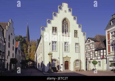 Deutschland, Nordrhein-Westfalen, Brakel, Altstadt, auf dem Markt, Rathaus, Teutoburger Holz, Weser Bergland, Ort von Interesse, Marktplatz, Strukturen, Gebäude, historisch, Architektur, historische Baudenkmäler, dekorativen Giebel Schritt Giebel, Rolandsäule, Kirchturm, Kirche, Fachwerk-Gebäude, Fachwerkhäuser, draußen Stockfoto