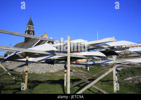 Grönland, Disko-Bucht, Ilulissat, Kajaks, Montage, detail, Kirche, Westgrönland, Küste, Küste, draußen, menschenleer, die Arktis, Gerät, Boote, Lagerung, Kirchturm, Kirche, Heilige Bau, Architektur, Stockfoto