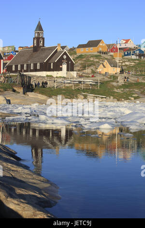 Grönland Disco-Bucht, Ilulissat, Holzhäuser, Kirche, Fjord, Eisschollen, Westgrönland, Ufer, Küste, draußen, menschenleer, Wasser, Meer, die Arktis, Eis, Treibeis, Wohnhäuser, Blick auf die Stadt, Rock, Galle Küste, kalt, eisig, Klimawandel, Kirche, Heilige Bau, Architektur, Spiegelung, Wasseroberfläche, Stockfoto