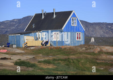 Grönland, Disko-Bucht, Rodebay, Wohnhaus, Holzhaus, Landschaft, Westgrönland, Küstenlandschaft, Küste, Küste Ort, Berg, der Arktis, Haus, Siedlung, Dorf, Inuit-Dorf, draußen, Architektur, blau, Wiese, menschenleer, Stockfoto